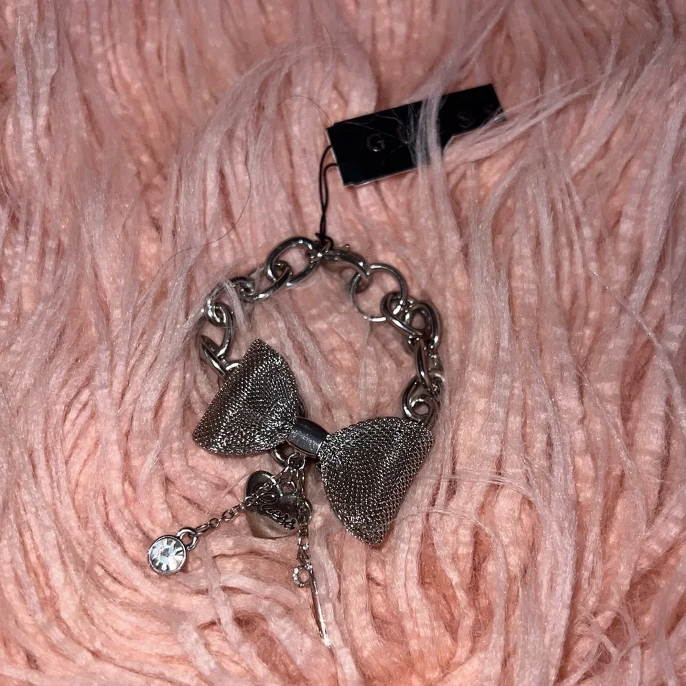 Guess - Picture 2 of 4